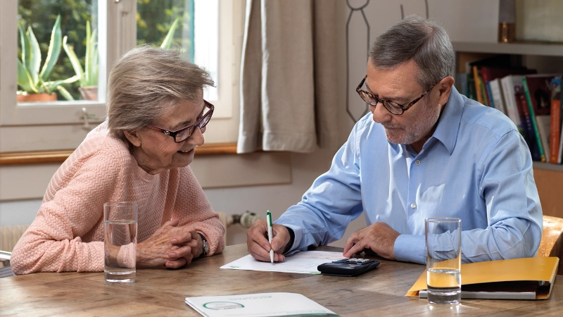 Senior hilft Seniorin bei Administration