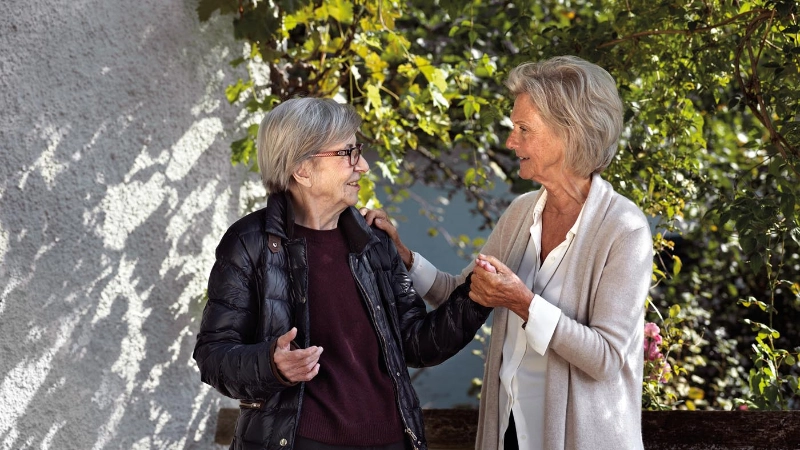Seniorin hilft älterer Seniorin
