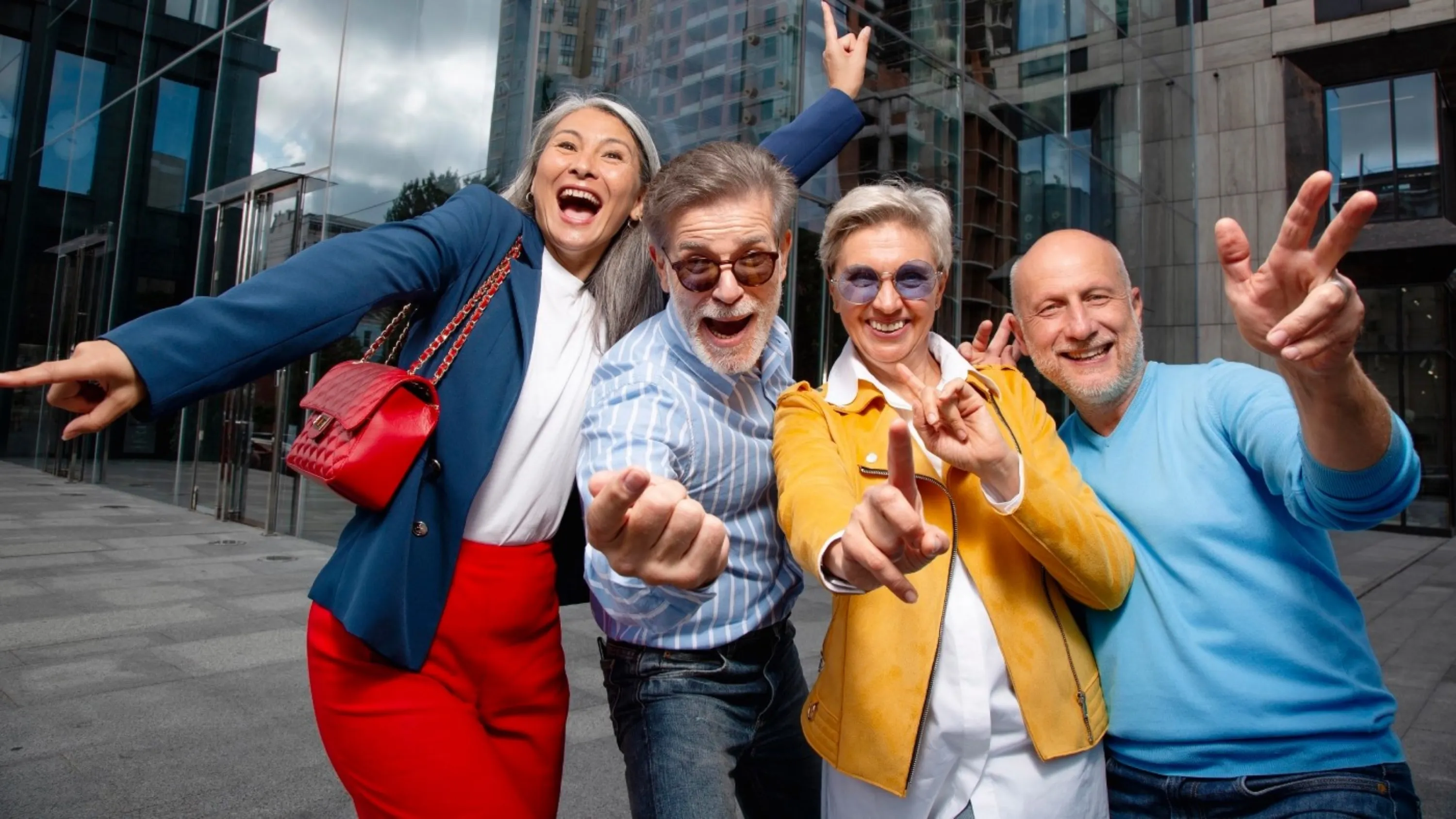 Vier fröhliche und muntere Menschen in Gesellschaft