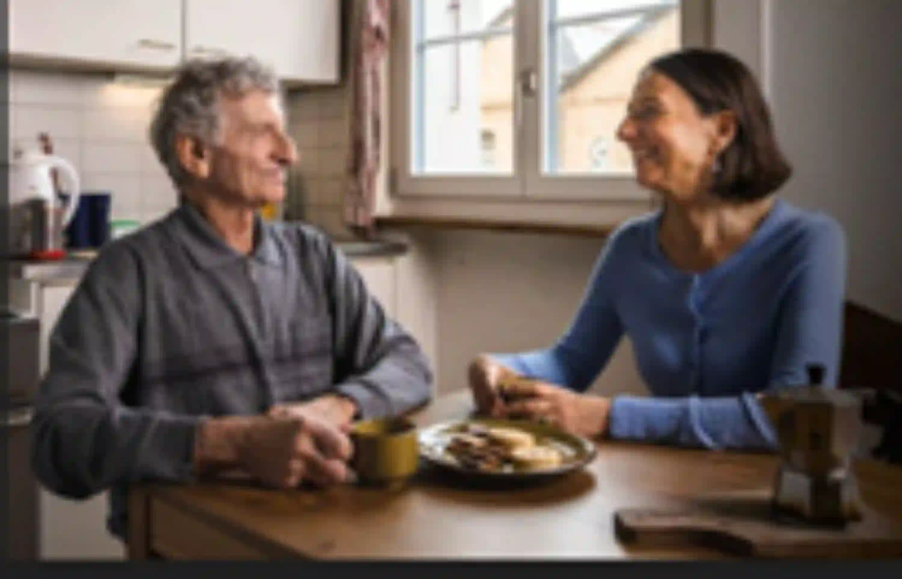 Freiwillige besuch Senior zu Hause am Geburtstag