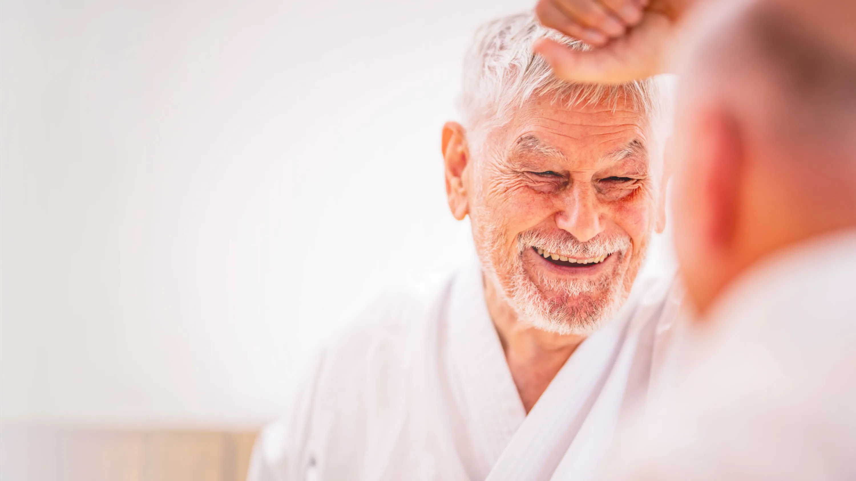 Charly Bicker in Karatepose mit fröhlichem Gesicht