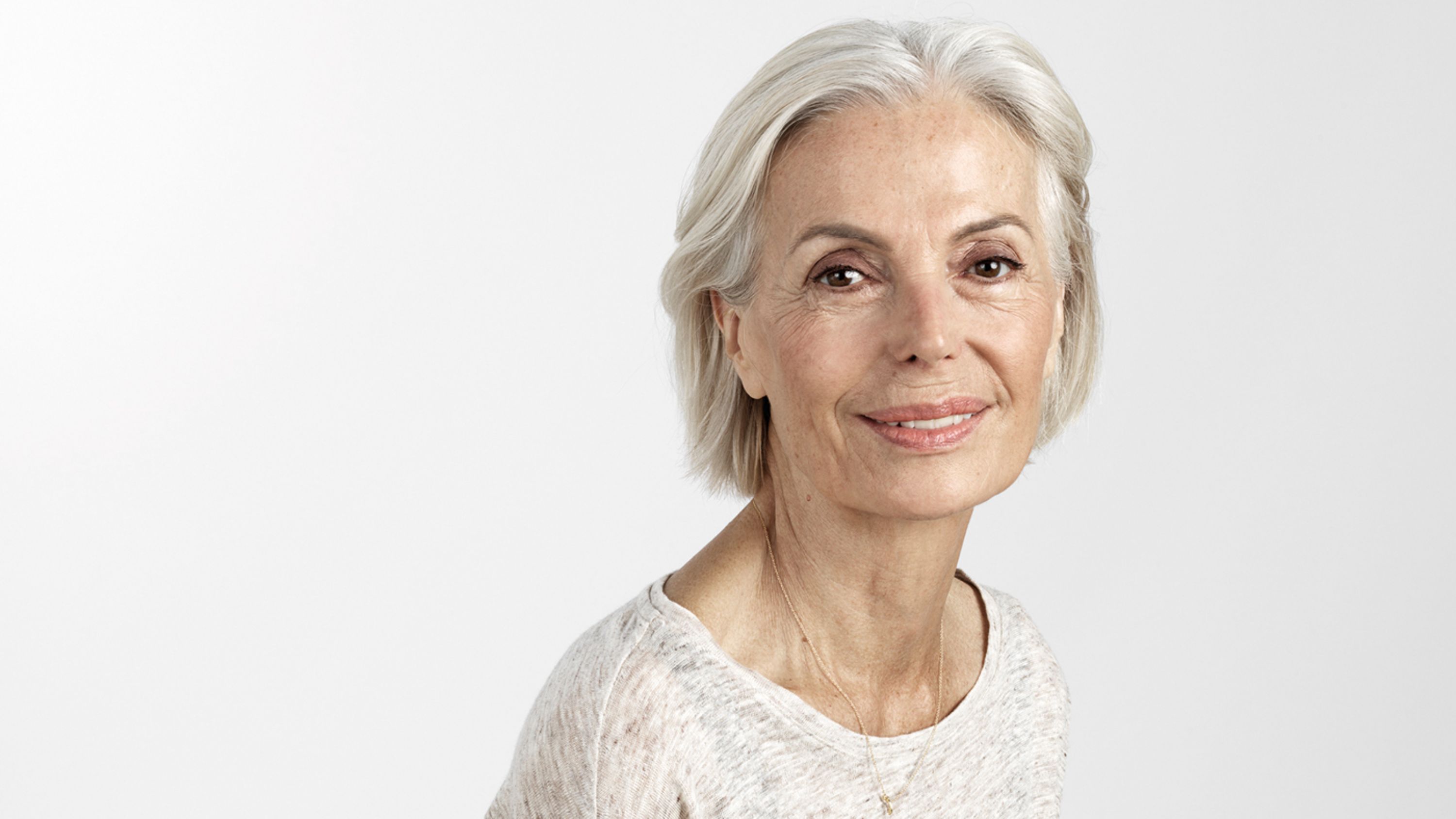 Seniorin interessiert, Portrait