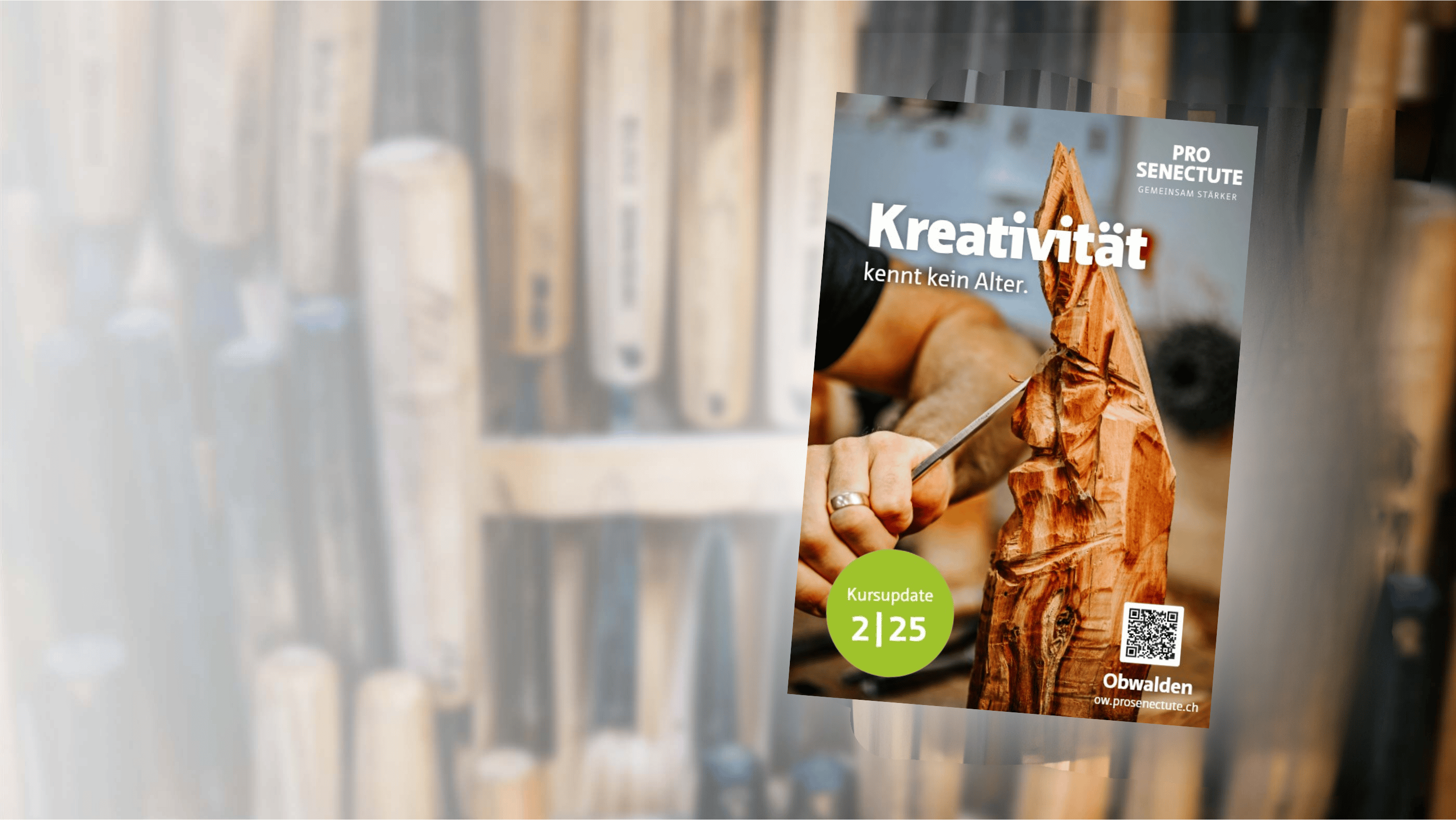 Ein Holzbildhauer bearbeitet eine Holzskulptur. Das Bild zeigt einen Ausschnitt der arbeitenden Hände.