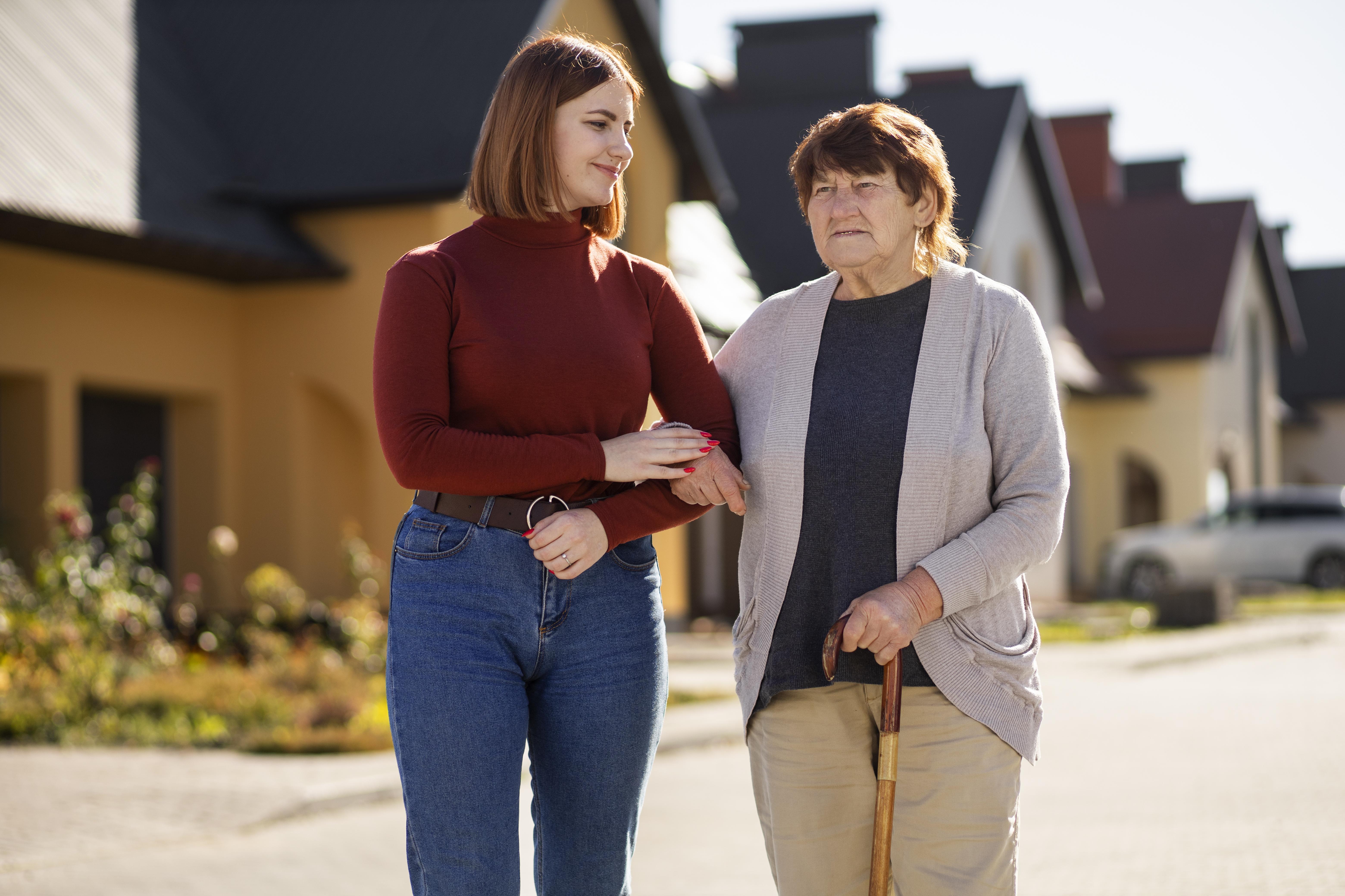 people-helping-old-neighbor