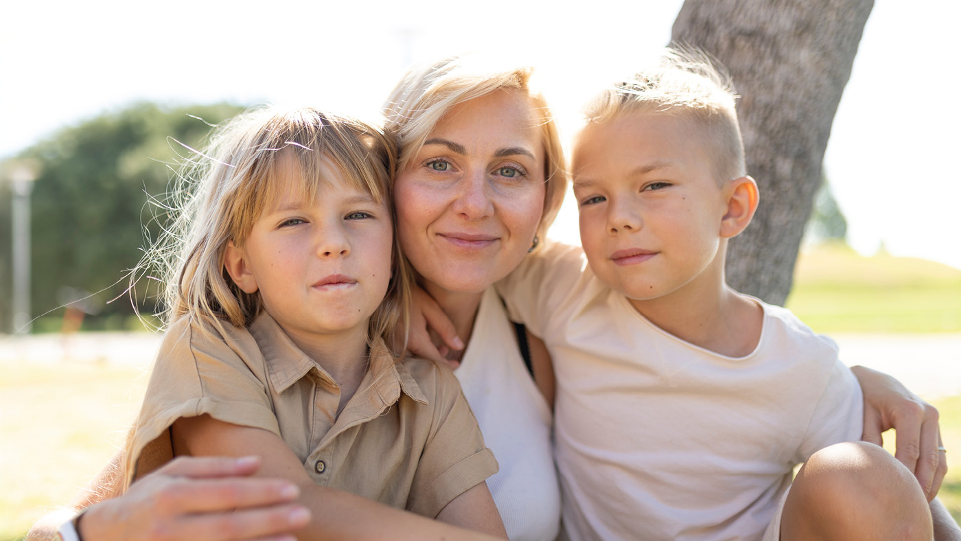 Jeune veuve avec leurs enfants