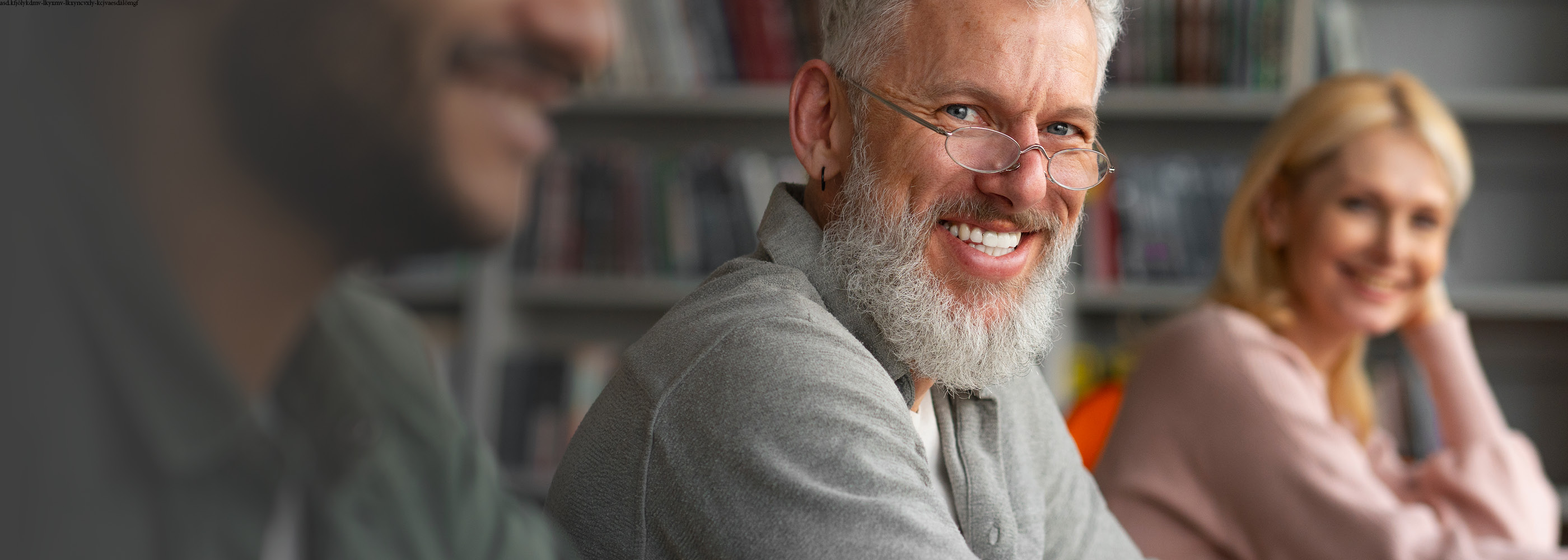 Un homme âgé souriant lors d'une formation continue de Pro Senectute Suisse